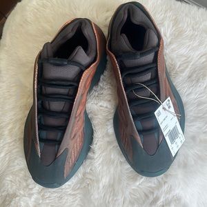 Adidas Yeezy 700 V3 GX6144  - brand new!